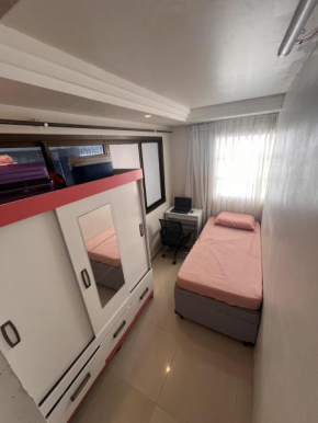 Quarto Minimalista Refúgio Raízes com ventilador cama solteiro e auxiliar cozinha completa wifi